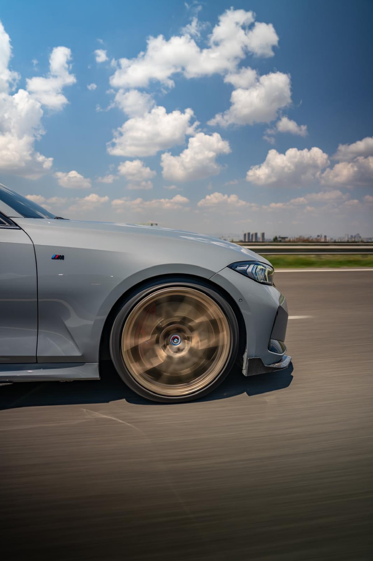 RSA proje aracı — BMW M, bronz jantlarla otoyolda